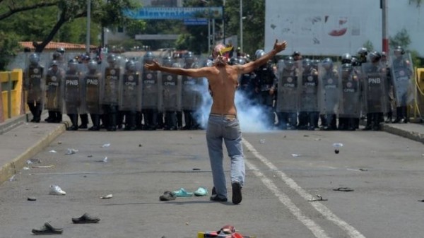 베네수엘라 시위 현장.jpg